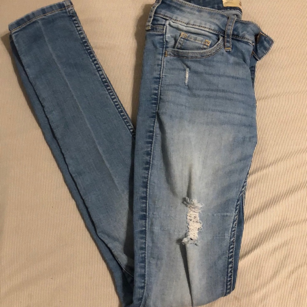 ripped hollister jeans (00R)